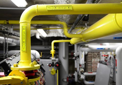 Industrial signage for gas identification using Gravofoil™ engraving material on yellow gas pip